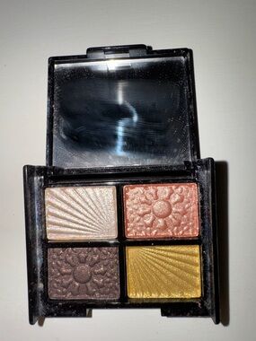 Shimmery Four-Shade Eyeshadow Palette - Peach, Gold, Brown, Champagne